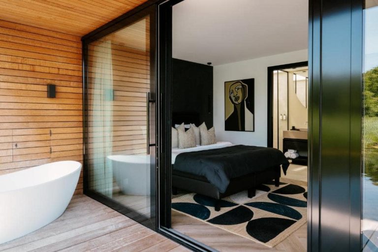 Luxe watervilla met moderne slaapkamer en buitenterras met bad bij Haven Lake Village aan de Loosdrechtse Plassen