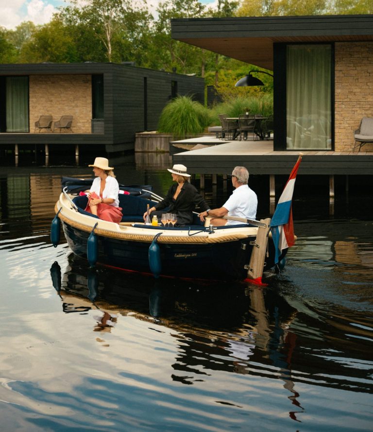 Gasten varen met een sloep vanuit Haven Lake Village Loosdrecht