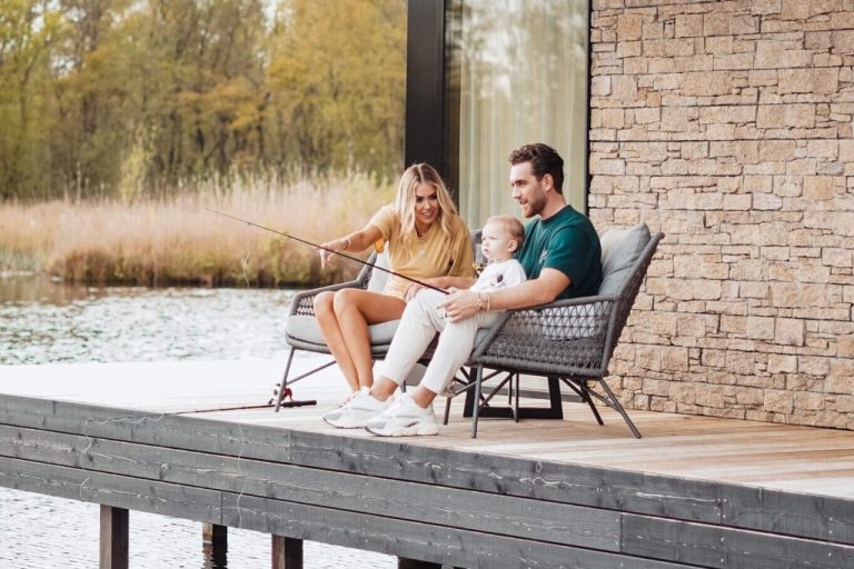 Gezin geniet van vissen vanaf hun watervilla aan de Loosdrechtse Plassen