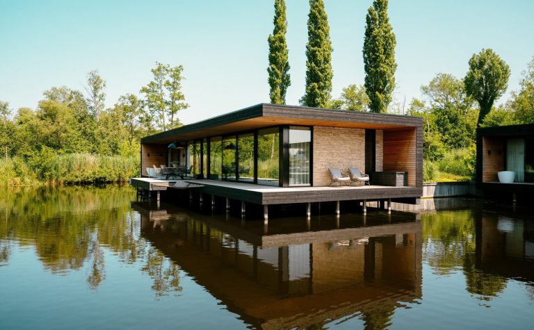 Luxe vakantie aan het water in Nederland bij Haven Lake Village