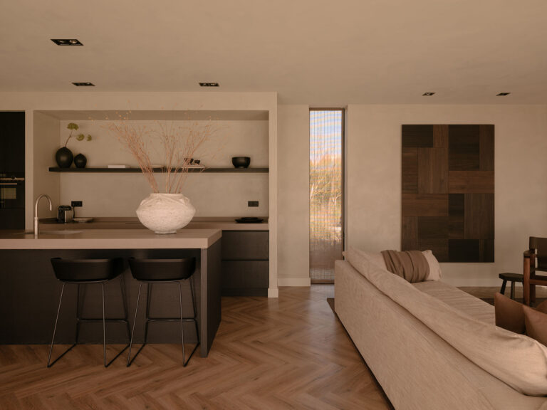 Stijlvolle open leefruimte met kookeiland, barstoelen, zachte bank, visgraatvloer en verfijnde wandkunst in warme natuurlijke tinten