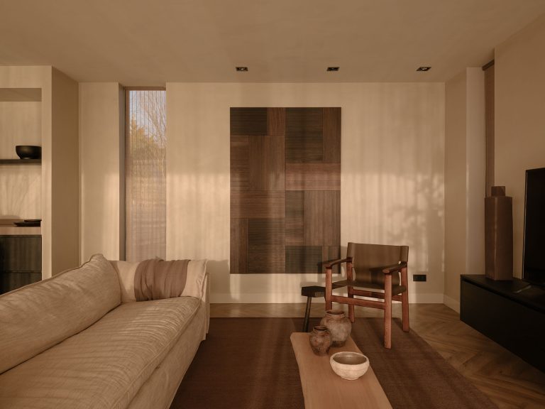 Ein warmes und stilvolles Interieur mit natürlichen Materialien